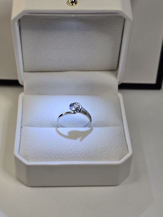 Золота каблучка з діамантами