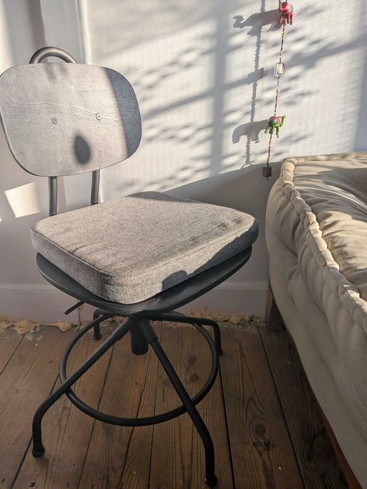 Cadeira Giratória IKEA KULLABERG (Preta c/ Almofada) – Estrela / Santos