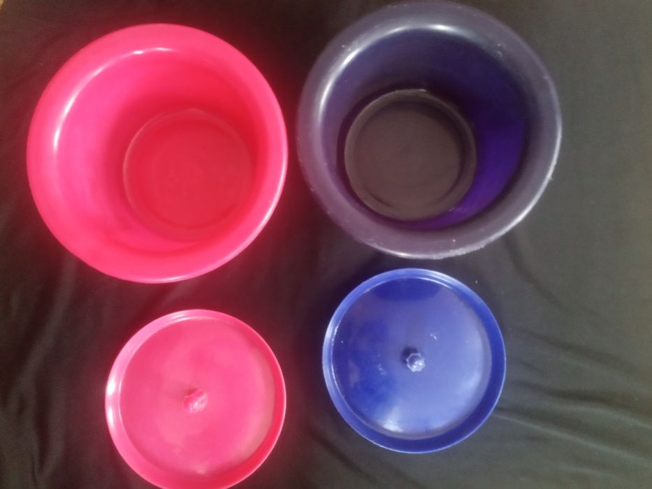 Детские вещи для малыша и два горшочка