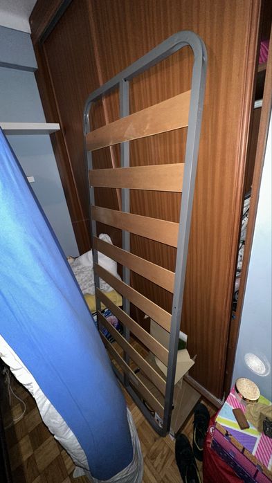 Cama solteiro com arrumação