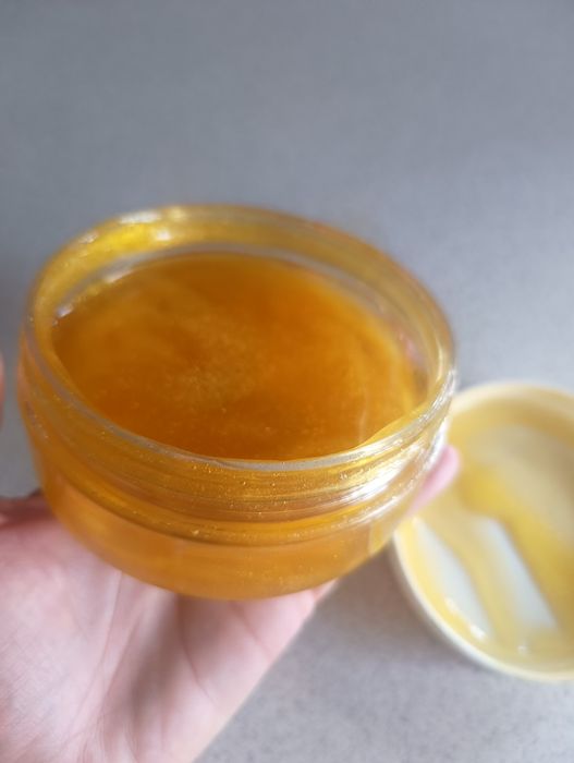 By she balsam do ciała z drobinkami złota