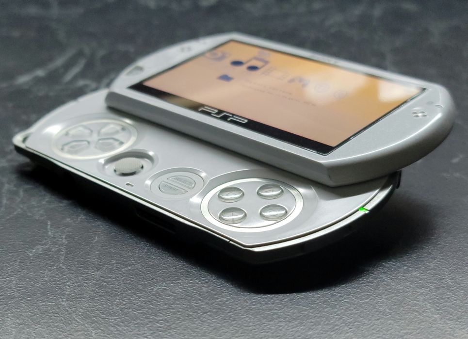 Sony PlayStation Portable PSP Go Pearl White  N1000