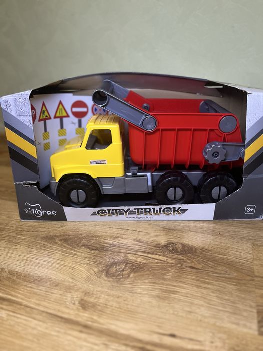 Машина самоскид вантажівка city truck
