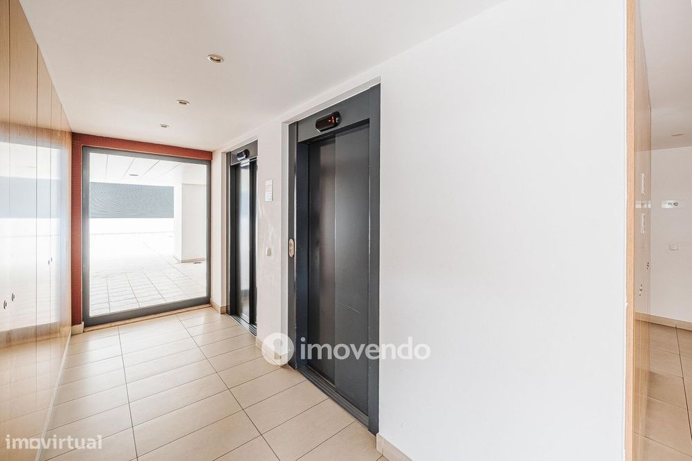 Apartamento T3, com estacionamento e terraço, em Loures