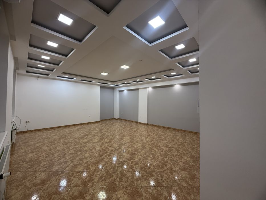 Продається  фасадне приміщення по вулиці Героів Майдану .