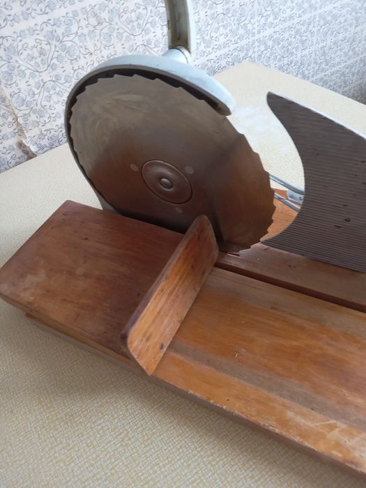 Продам антикварню хлеборезку