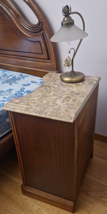 Mobília variada (mesa, cama)