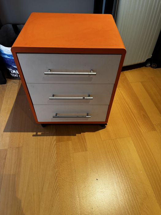 Cómoda mesa de cabeceira