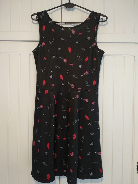 Czarna sukienka w rockowym stylu