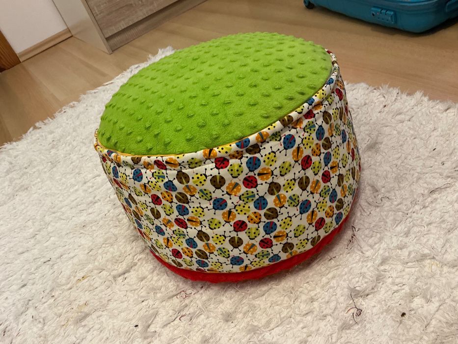 Piękna pufa w biedronki bardzo wygodna!