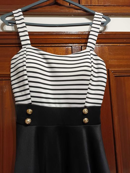 Vestido preto às riscas