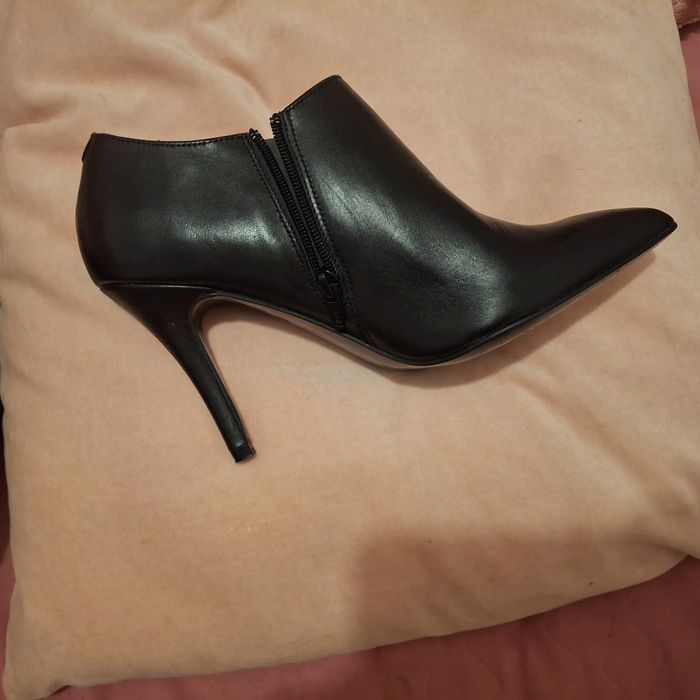 Botim de pele preta com fecho Foreva - 40