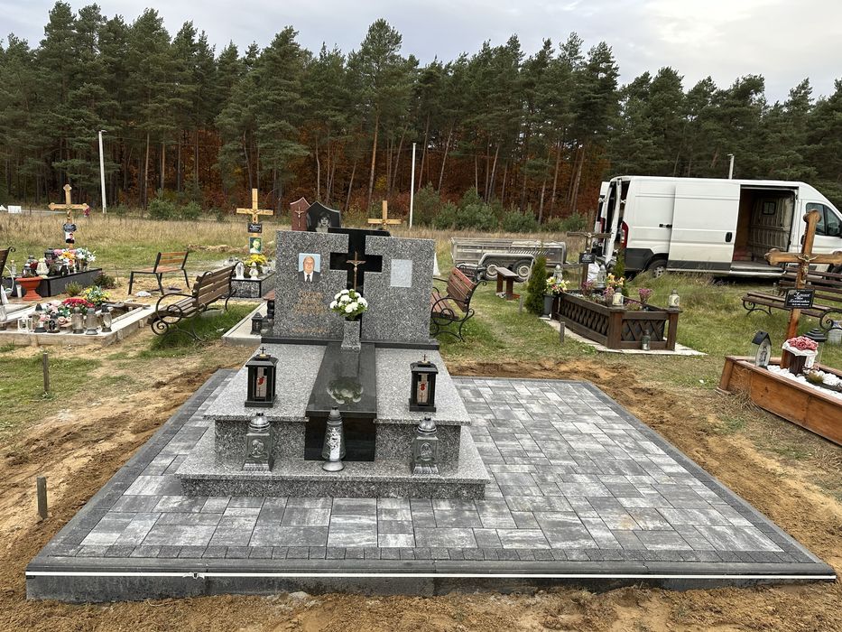 Укладання бруківки на цвинтарі біля памятників.