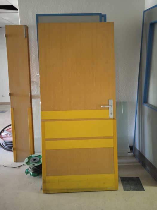 Portas de vários preços e tamanhos.