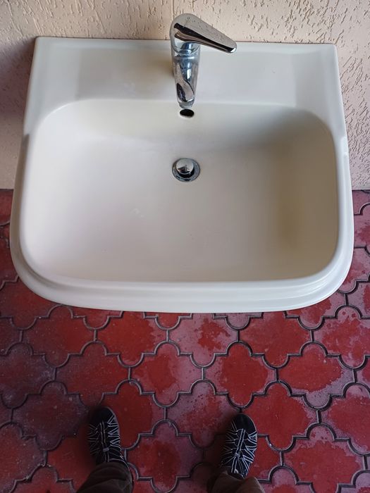 Sprzedam oryginalną włoską umywalkę o wym.:  długość 65cm, szer. 55cm