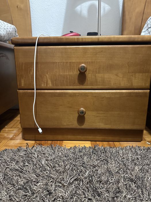 Duas camas de solteiros + 2 moveis