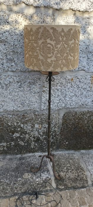 candeeiro  de pé ferro forjado e abat-jour