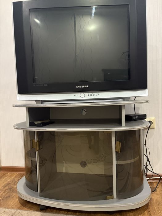 Тумбочка під телевізор  розом з телевізором