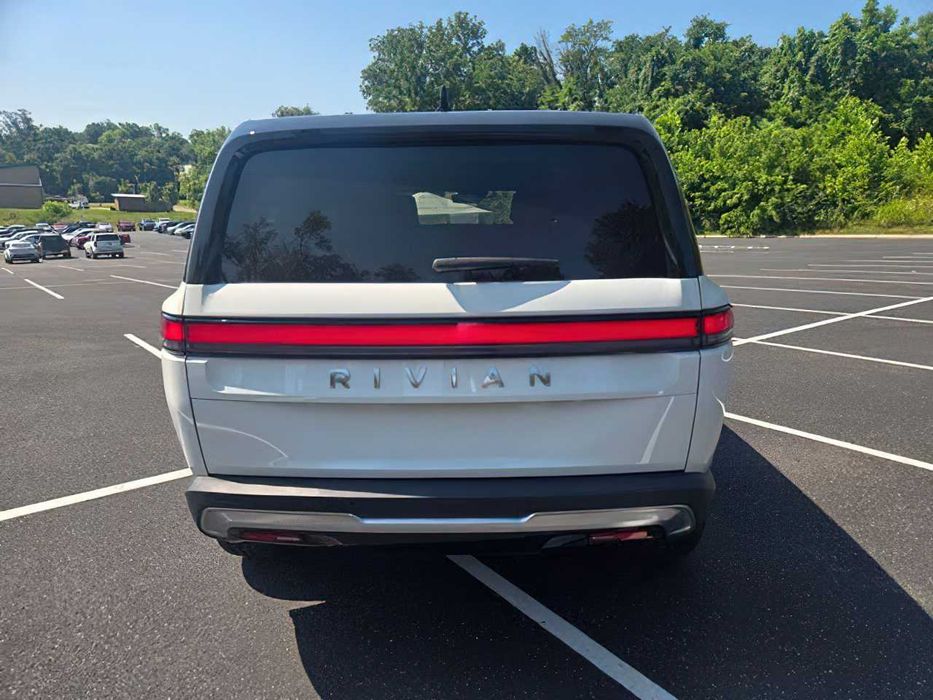 Rivian R1S      2024