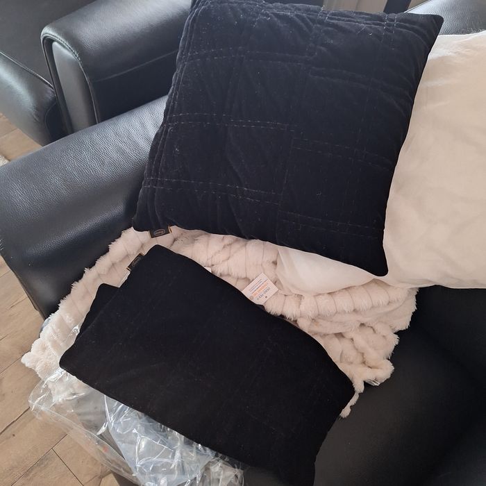 Dwie poszewki na poduszki Eurofirany czarne pikowane loft nowe
45cm x