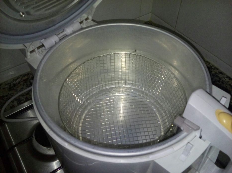 Fritadeira electrica Moulinex e maquina de cozer a vapor Tefal