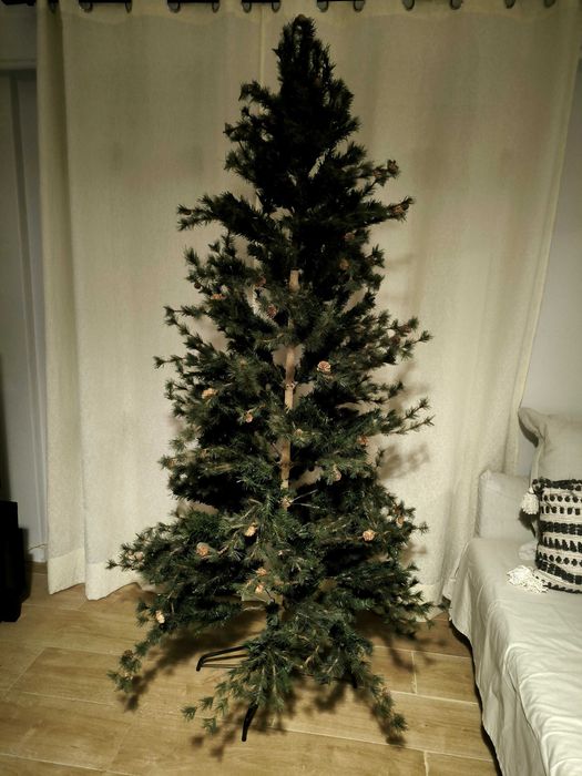 Árvore de Natal com pinhas 2 m x 1,10 m