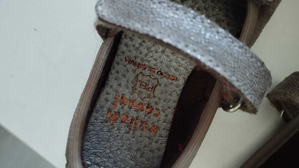 Sapatos em pele de menina novos em caixa