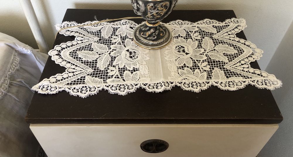 Lindíssima colcha de casal em linho e renda Guipir