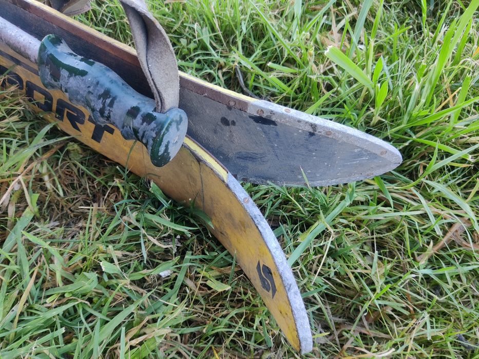 Stare drewniane narty, zabytek, retro