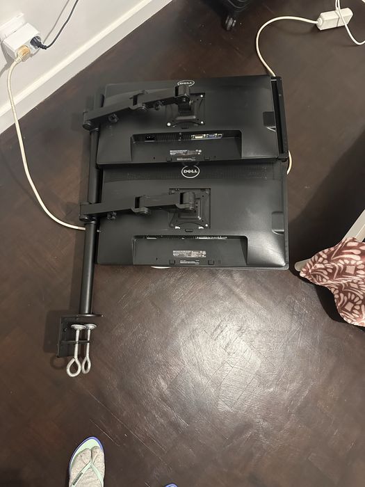 4 Monitores Dell e 1 Suporte