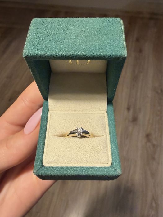 Sprzedam pierścionek z diamentem