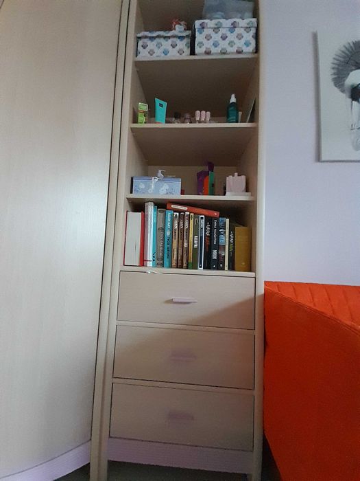 Słupek z szufladami