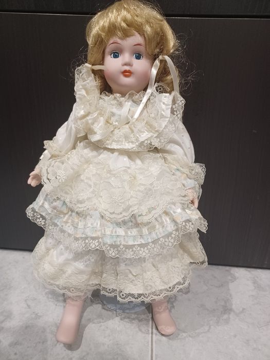 Bonecas de porcelana variadas