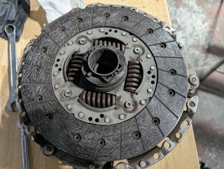 Kit embraiagem completa da Sasch, pouco uso.