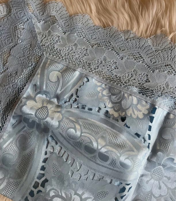 Jasnoniebieski koronkowy obrus 90x90