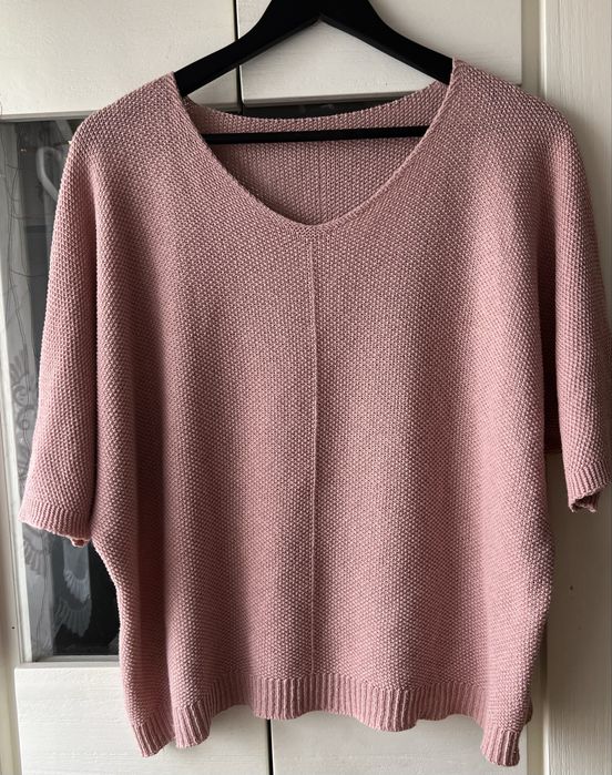 Bardzo twarzowy weterek damski