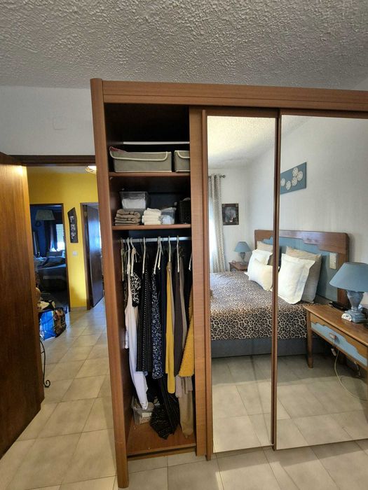 Roupeiro Elegante com Portas Espelhadas