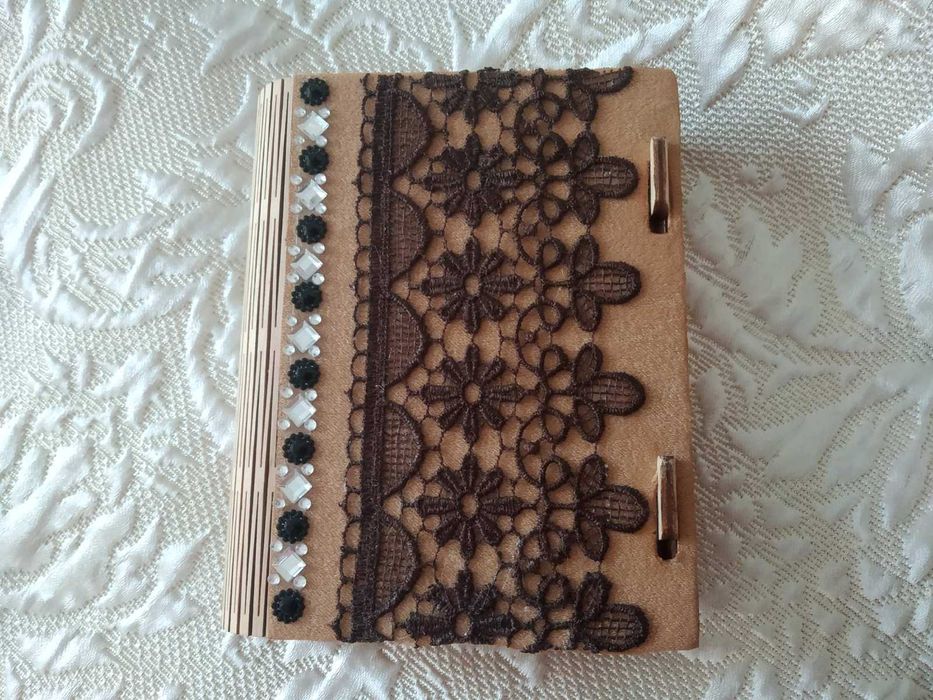 Купюрниці з вишивкою стрічками