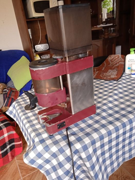 Moinho de café a trabalhar bem , em ótimo estado  marca  RANCiLIO