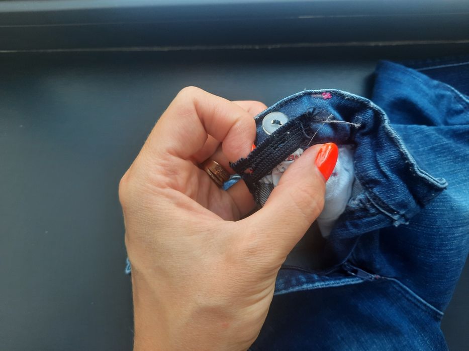 Джинсы синего и черного цвета