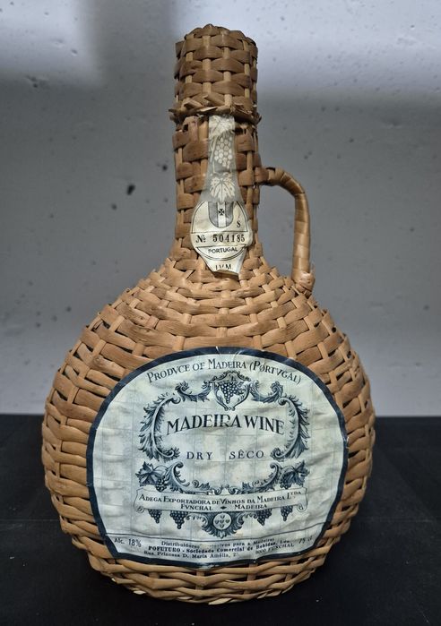 Garrafa de Vinho Madeira forrada a vime (vazia)