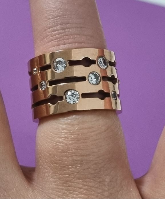 Anel em rose gold, em aço, cheio de brilhantes. T17