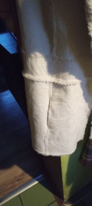 Kożuszek biały bezrękawnik.