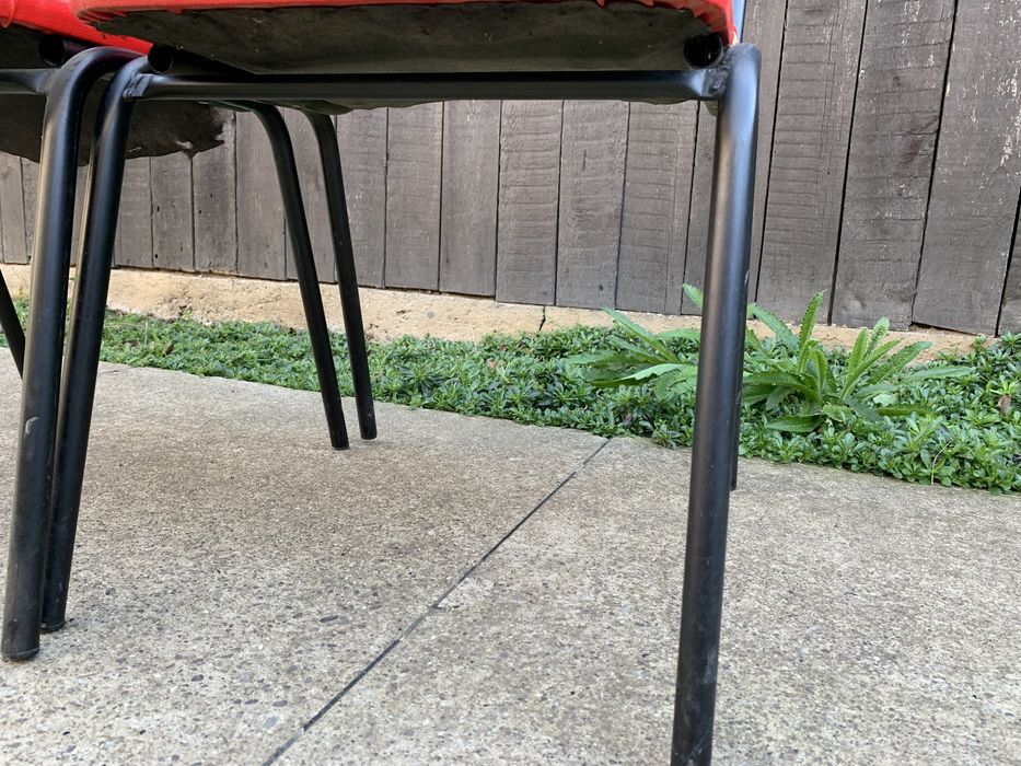 Стілець червоний з чорним