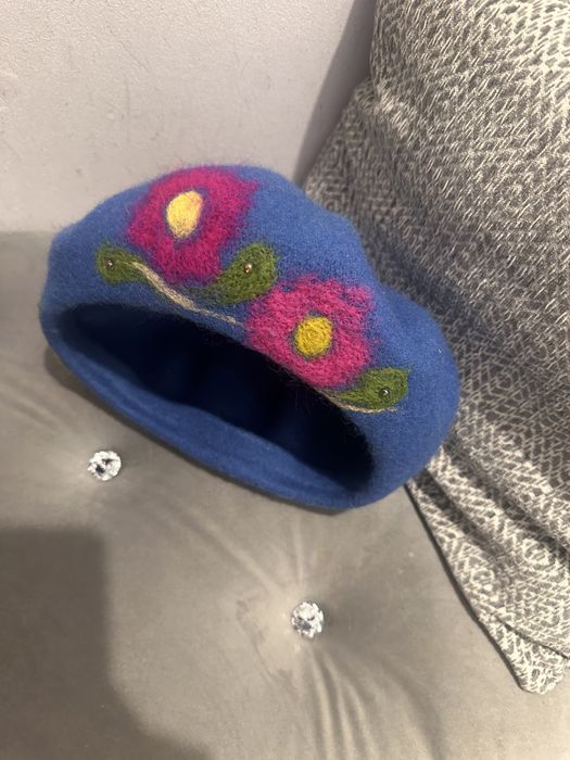 Nowy beret wełniany  hand made kwiaty