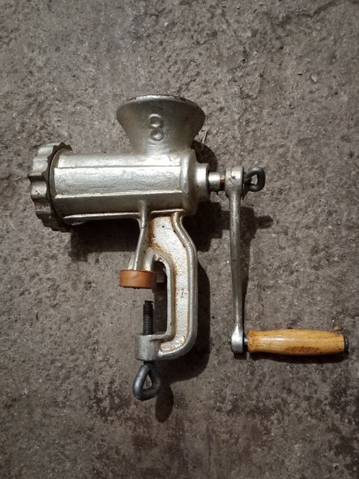 Maszynka do mielenia mięsa z czasów PRL.