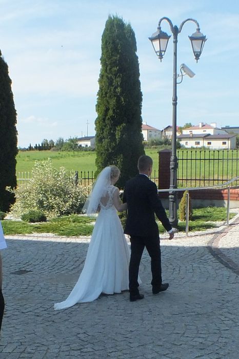 Suknia ślubna w rozmiarze XS/S
Wyszywana koronką, ręcznie naszywana (