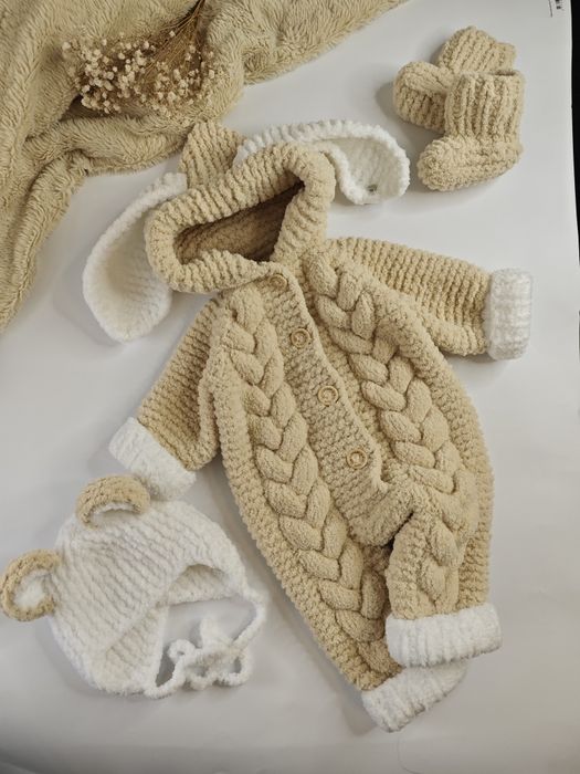 Комбинезон зайка вязаный ,комплект для новорожденных