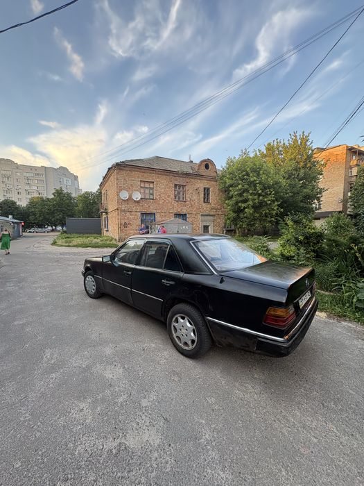 Продам мерса 124 на ходу.