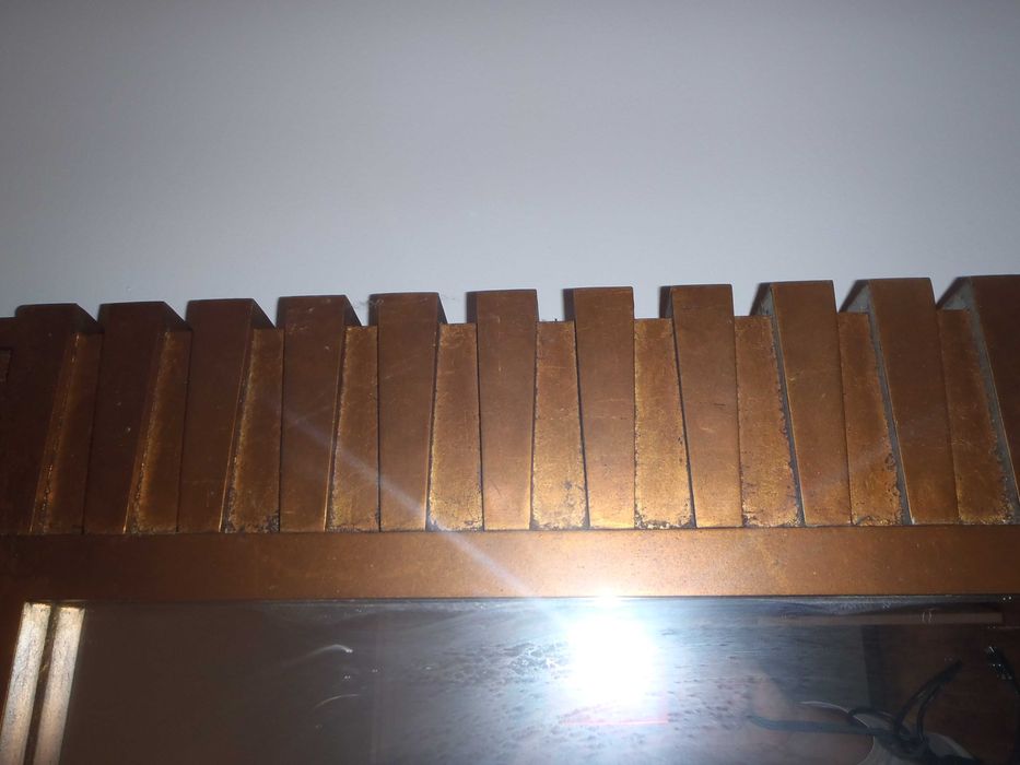 Espelho com moldura dourada maciça